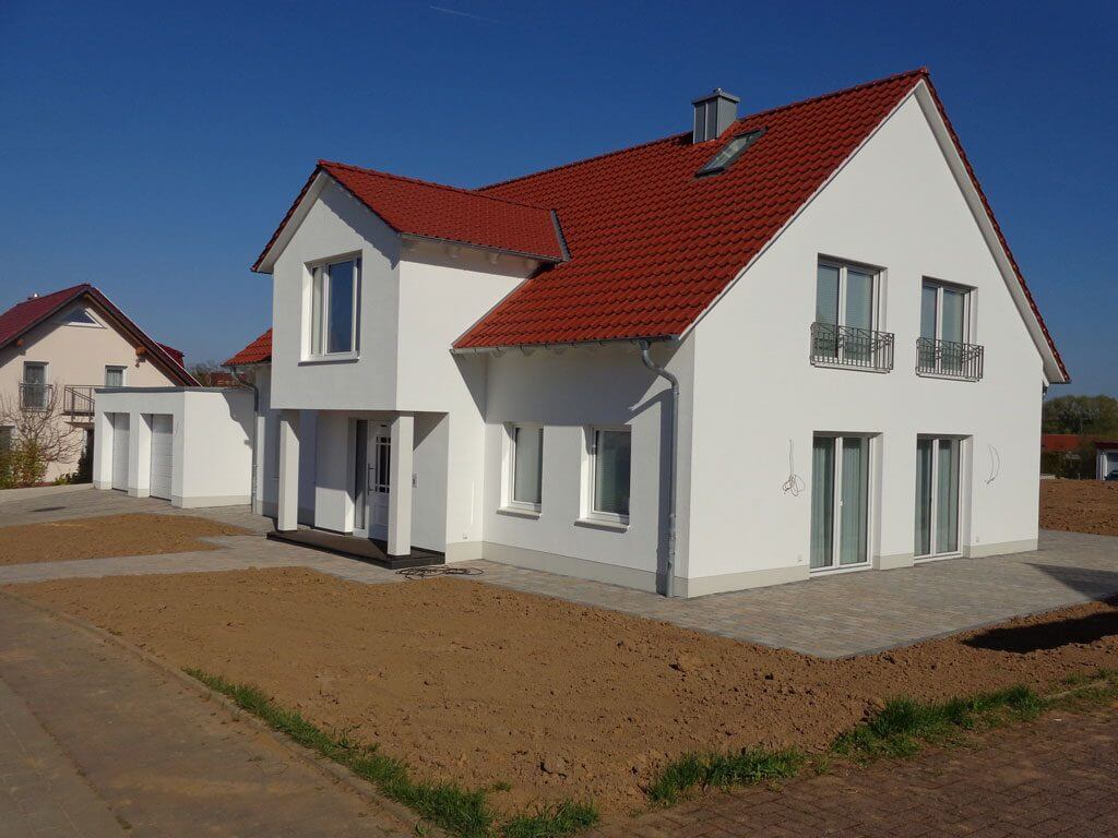2014: Weiträumiges Einfamilienhaus mit Eingangs- und Terrassenerker in Seulingen