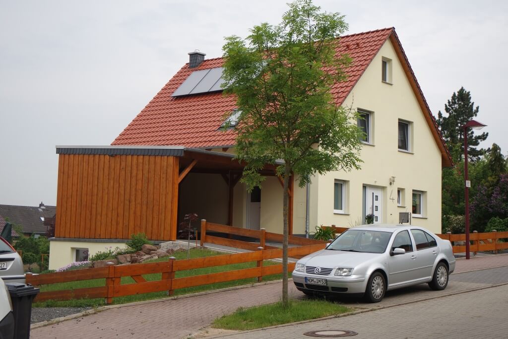 Unterkellertes Einfamilienhaus mit Carport in Moringen